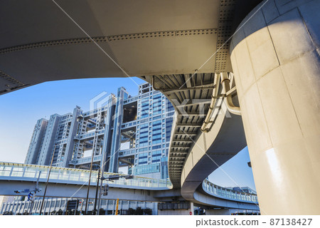 Fuji TV cityscape blue sky pedestrian bridge Tokyo teleport station 87138427