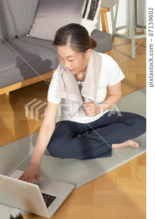 Asian Korean senior woman, home training fitness 87139602