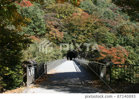 A bridge between yin and yang that retains the atmosphere of autumn 87140893