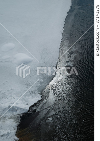 Contrast between ice and water [Lake Nakatsuna] 87141278