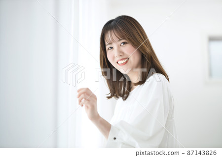 年輕女性的美白美容 87143826