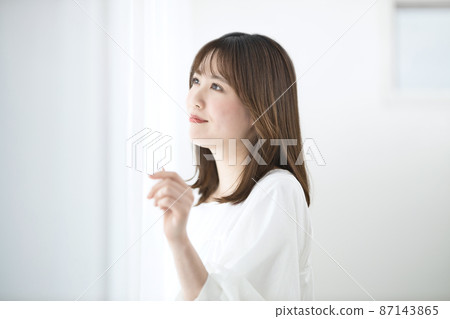 年輕女性的美白美容 87143865