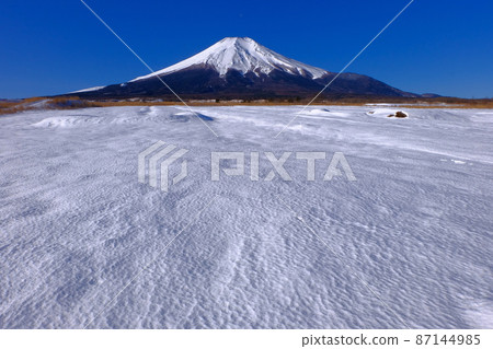 20220223 Mt. Fuji in the snowy landscape from Rigahara 87144985
