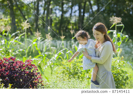 Farmer's mother and daughter 87145411