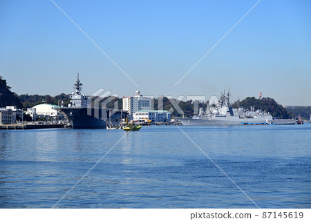 The escort ship "Izumo" and the Australian Aegis destroyer "Brisbane" moored at Yokosuka Main Port The escort ship "Izumo" and the Australian Aegis destroyer "Brisbane" moored at Yokosuka Main Port 87145619