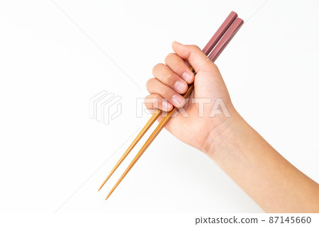 一個孩子的手有筷子的 一個孩子的手有筷子的 87145660