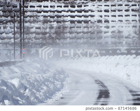 2月（冬季）味噌川大壩長野縣頂部道路上的強風引起的雪煙 87145686