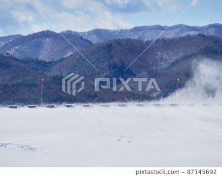 February (Winter) Nagano Prefecture where you can see the snow smoke caused by strong winds at the top of the Misogawa Dam from the reservoir side. February (Winter) Nagano Prefecture where you can see the snow smoke caused by strong winds at the top of the Misogawa Dam from the reservoir side. 87145692