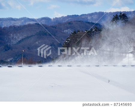 February (Winter) Nagano Prefecture where you can see the snow smoke caused by strong winds at the top of the Misogawa Dam from the reservoir side. February (Winter) Nagano Prefecture where you can see the snow smoke caused by strong winds at the top of the Misogawa Dam from the reservoir side. 87145693