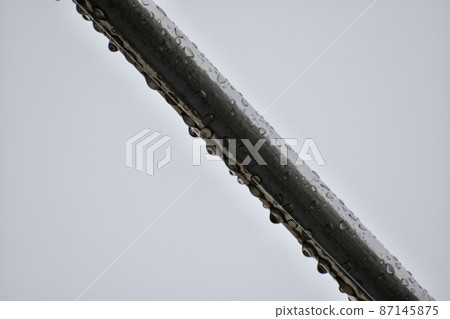 在雨天的曬衣繩 87145875