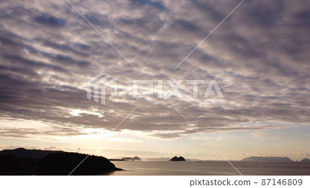 DoRon shooting: The brilliance of the sun and the light of the gaps between the clouds SDGs Global environment! Scenery of the Seto Inland Sea 87146809