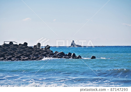 Chigasaki City Hammer Head and Karasuhata Rock (Winter) 87147293