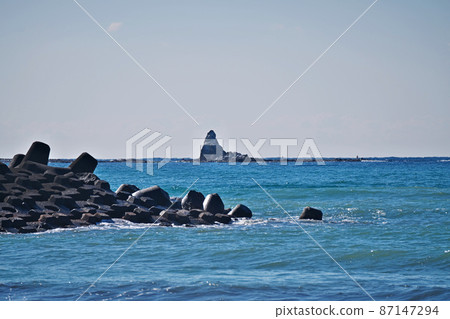 Chigasaki City Hammer Head and Karasuhata Rock (Winter) 87147294