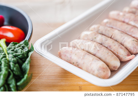 食物托盤中的生香腸 食物托盤中的生香腸 87147795