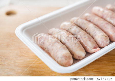 食物托盤中的生香腸 87147796