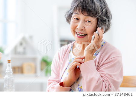 Grandma's smartphone 87148461