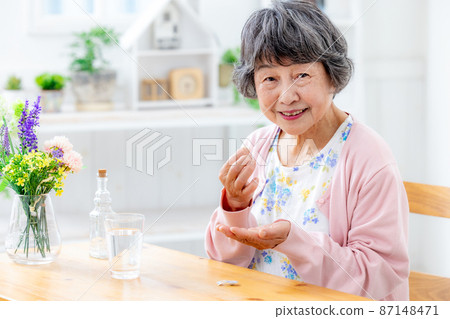喝奶藥的奶奶 87148471