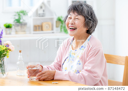 喝奶藥的奶奶 87148472