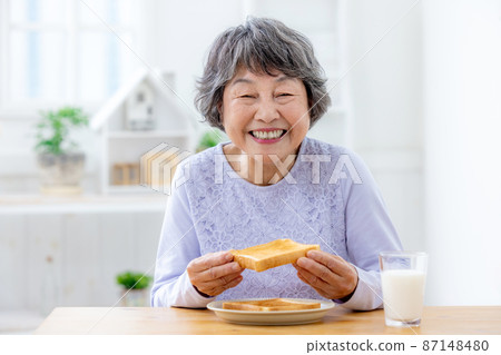 Old man eating breakfast 87148480