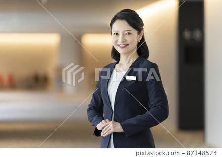 看著相機的中年女商人拍攝合作“LINK FOREST” 87148523