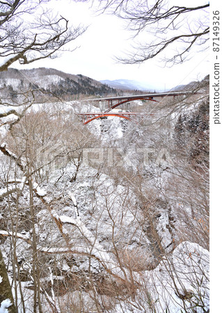 The view from the Yukiwari Bridge observatory where winter snow accumulates 87149326
