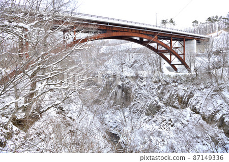 Yukiwari Bridge and Yukiwari Valley with snow in winter 87149336
