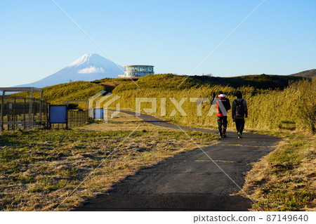 走在十國峠和富士山的長廊上的人們 87149640