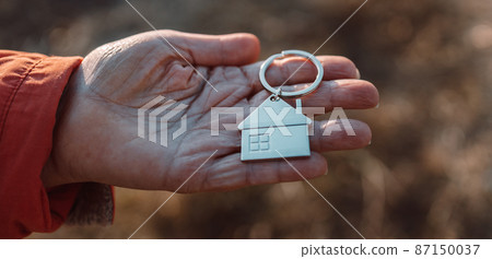Giving house keychain, choosing best house insurance, making right decision on home investment concept Giving house keychain, choosing best house insurance, making right decision on home investment concept 87150037