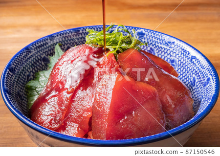 Sprinkle soy sauce on the tuna-pickled rice bowl Sprinkle soy sauce on the tuna-pickled rice bowl 87150546