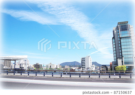 [Painting style] Cityscape of Matsue City seen from Lake Shinji Bridge ... Matsue City, Shimane Prefecture: Sunny 87150637