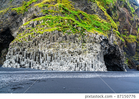View of Reynisdrangar, the basalt sea stacks at the mountain Reynisfjall. 87150776