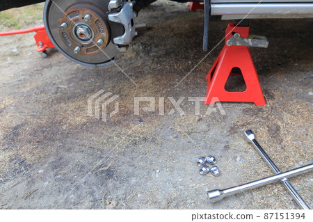 輪胎更換工作（液壓地板千斤頂、十字扳手、千斤頂支架） 87151394