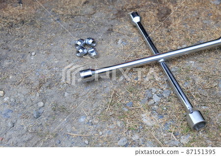 汽車螺母和扳手（十字扳手、十字扳手） 87151395