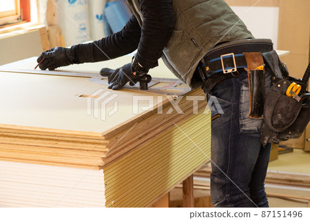 一個新的獨立式住宅的建造場所的工匠 87151496