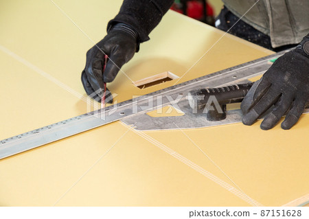 Craftsman at the construction site of a new detached house 87151628