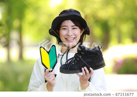 有攀岩鞋和初學者標記的女人 有攀岩鞋和初學者標記的女人 87151677