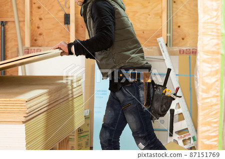 一個新的獨立式住宅的建造場所的工匠 87151769