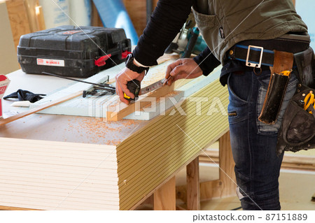 Craftsman at the construction site of a new detached house 87151889