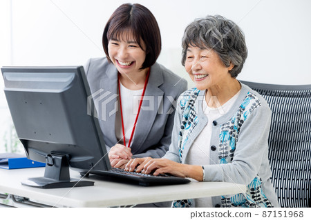 Computer classroom senior 87151968