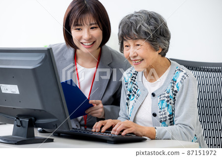 Computer classroom senior Computer classroom senior 87151972