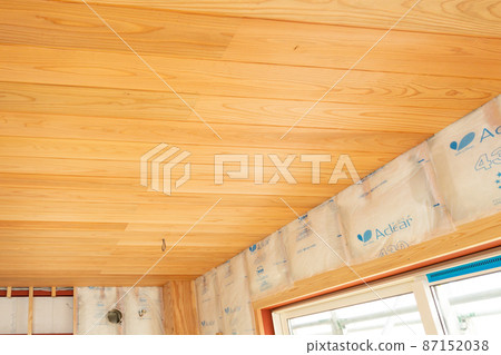 一個新的獨立式住宅內部的建築工作 87152038