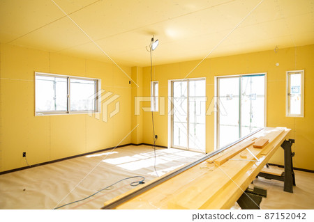 一個新的獨立式住宅內部的建築工作 87152042