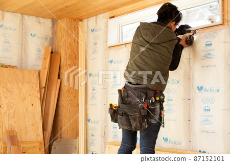 Craftsman at the construction site of a new detached house 87152101