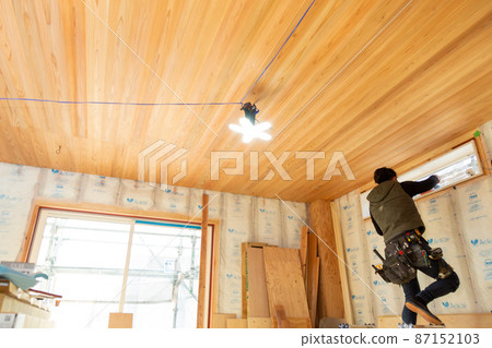 Craftsman at the construction site of a new detached house 87152103
