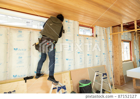 Craftsman at the construction site of a new detached house 87152127