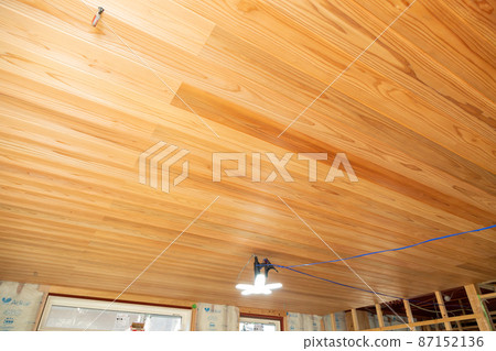 一個新的獨立式住宅內部的建築工作 87152136