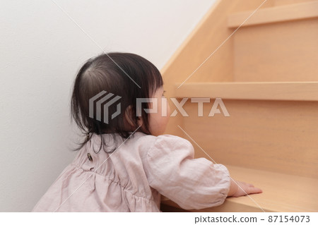 0歲女嬰試圖爬地板樓梯 87154073
