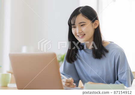 Girl studying while looking at a computer High school junior high school student 87154912