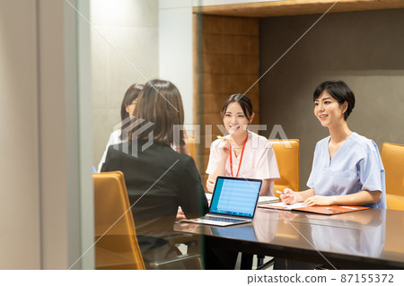 Female doctor and nurse having a meeting Photographing cooperation: WEEK Shibadaimon (Sun Frontier Fudousan) 87155372
