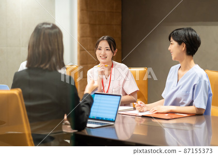 Female doctor and nurse having a meeting Photographing cooperation: WEEK Shibadaimon (Sun Frontier Fudousan) 87155373